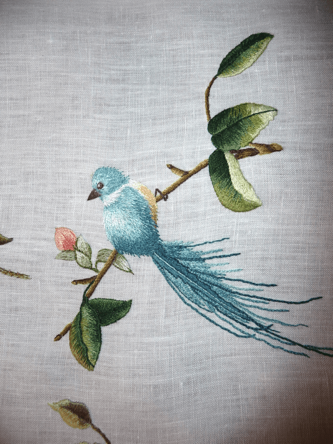 Uccellino ricamato a punto pittura