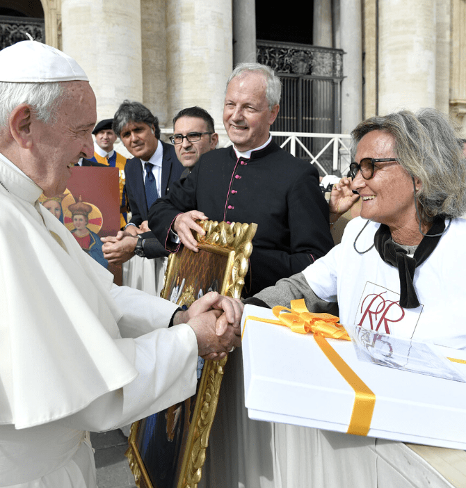 Consegna della tovaglia a Papa Francesco