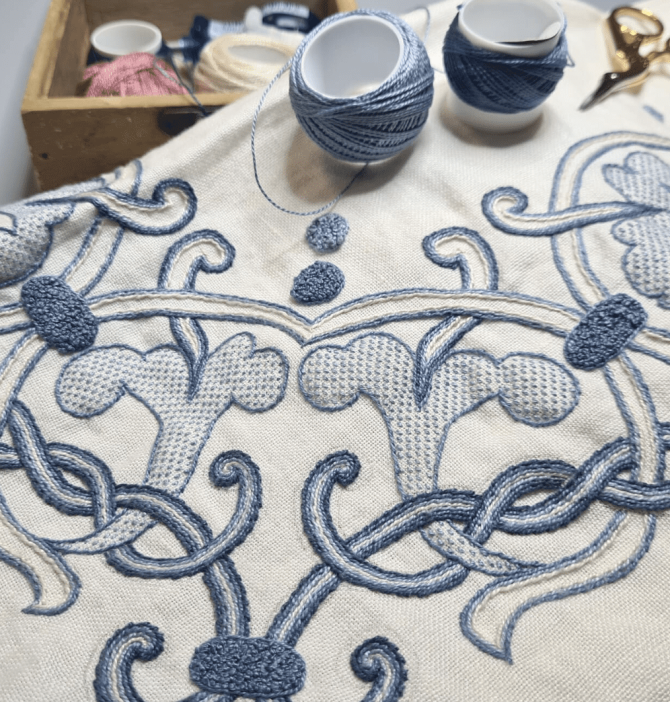 Manufatto con ricamo canusino