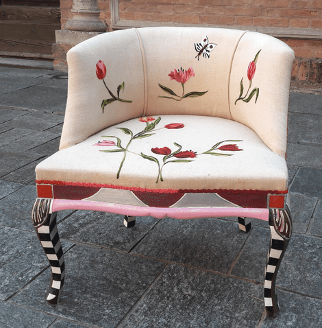 Poltrona bianca ricamata con fiori - autrice Mara