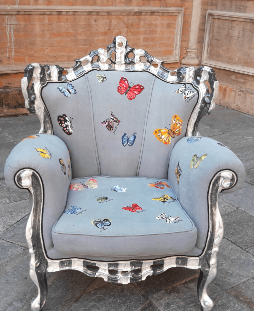 Mostra - Il ricamo ritrovato - poltrona ricamata in esposizione