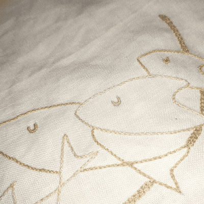 I pesci particolare del ricamo della tovaglia del pescatore