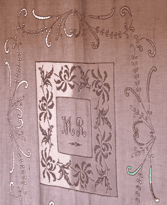 Mostra "Il ricamo ritrovato" - tenda ricamata