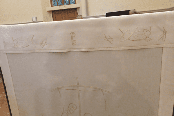 L'altare della Basilica con la tovaglia