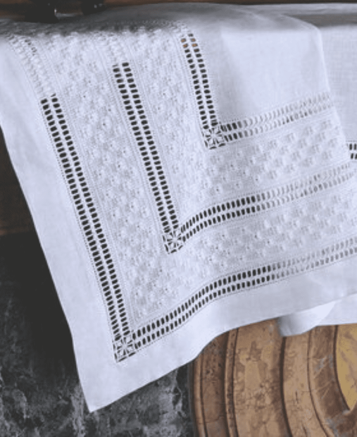 Particolare della tovaglia per Papa Francesco